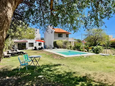 a yard with a pool and a table and chairs at Suite para dos con entrada independiente in Merlo