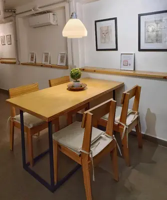 a dining room table and chairs in a room at CASA TRANSFORMER in Cordoba