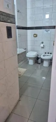 a bathroom with two toilets and a sink at Departamento NYC 2 - Edificio VILAUT by INMOVE Temporarios in Cordoba
