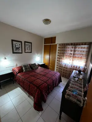 a bedroom with a bed and a desk in it at ALQUILO DEPTO AMUEBLADO 2 DORMITORIOS EN MICROCENTRO in Río Cuarto