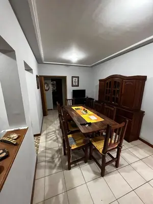 a kitchen and dining room with a table and chairs at ALQUILO DEPTO AMUEBLADO 2 DORMITORIOS EN MICROCENTRO in Río Cuarto
