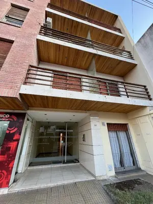 an external view of a building with a balcony at ALQUILO DEPTO AMUEBLADO 2 DORMITORIOS EN MICROCENTRO in Río Cuarto