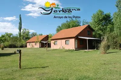 an old house in the middle of a field at Yerba Buena casas de campo - Arroyo de los Patos in Nono