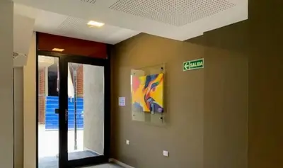a room with a wall with a sign on it at Paseo Quattro Villa Carlos Paz in Villa Carlos Paz