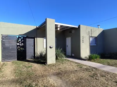 a house with a gate and a garage at Casa Nuup in Río Tercero