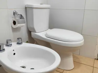 a bathroom with a white toilet and a sink at Casa Nuup in Río Tercero