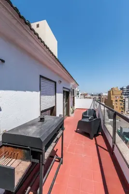a grill on the balcony of a building at Departamento con balcón espectacular by Lofty in Cordoba