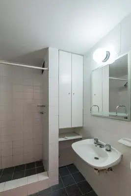 a white bathroom with a sink and a mirror at Departamento con balcón espectacular by Lofty in Cordoba