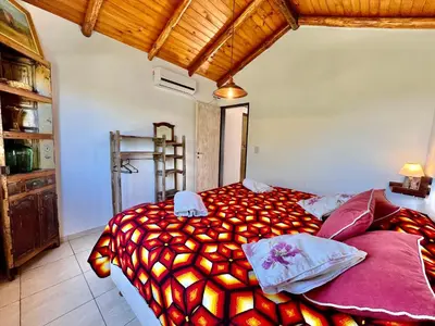 a bedroom with a large bed in a room at Departamento con vista a las sierras en Planta Alta para 2 a 4 personas in Merlo
