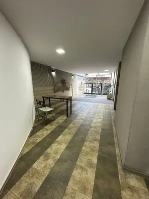 a hallway with a table and a bench in a room at Departamento premium, la mejor zona de Nueva Córdoba in Cordoba