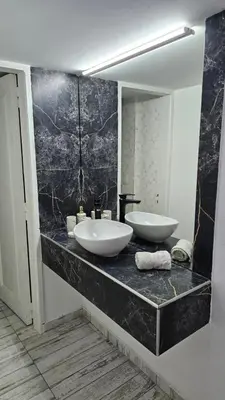 a bathroom with two sinks on a black counter at RaGi dpto 4 in Cordoba