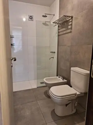 a bathroom with a toilet and a shower at Gran Duplex Paseo Quattro 21 (centrico) - Cochera + Pileta in Villa Carlos Paz