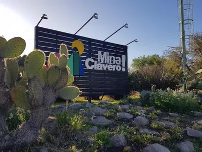 a sign in a garden with a cactus at Las Lavandas Tranquilidad cerca de todo in Mina Clavero