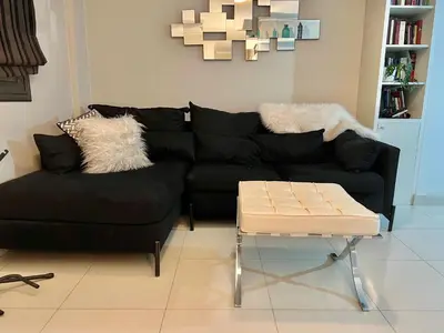a black couch and a table in a living room at Deluxe Nueva Córdoba - Premium Balcón & Asador in Cordoba