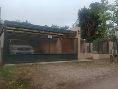 a car garage with a car parked in it at Casa 3 Habitaciones, 2 baños pileta a compartir con el anfitrion - in Cordoba