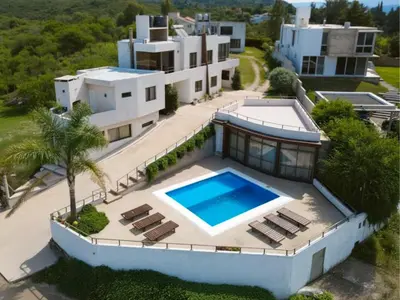 an aerial view of a house with a swimming pool at Complejo Costa Linda in Villa Carlos Paz