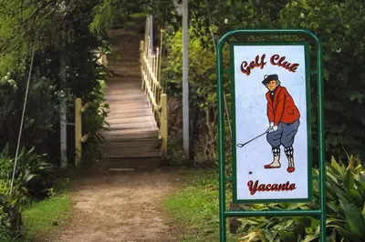 a sign for a golf course with a golfer on it at Cabaña romántica en la sierra in Yacanto