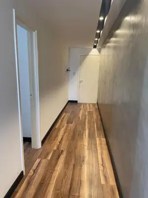 an empty hallway with wood floors and a door at Departamento con PILETA y gran balcón terraza con quincho y asador propio in Cordoba