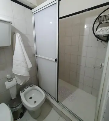 a bathroom with a shower and a toilet at DEPARTAMENTO RIO TERCERO in Río Tercero