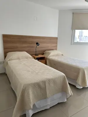 a bedroom with two beds and a window at Duplex Nva Cba, frente al Parque Sarmiento. Excdelentes Amenities in Cordoba
