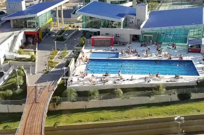 an overhead view of a swimming pool with people in it at Alto Villasol depto torre bastion in Cordoba