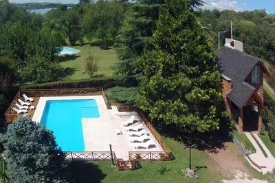 an overhead view of a swimming pool in front of a house at Cabañas Amanecer en el Lago in Villa del Dique