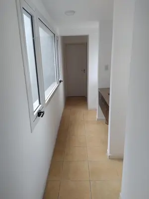 an empty hallway with a window and a tiled floor at Dto Costanera Antigua Cerveceria 3 dorm 2 cocheras 4 cuadras del centro in Cordoba