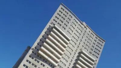 a tall building with a blue sky in the background at Dto Costanera Antigua Cerveceria 3 dorm 2 cocheras 4 cuadras del centro in Cordoba