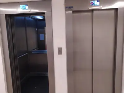 two elevators in an elevator in a building at Dto Costanera Antigua Cerveceria 3 dorm 2 cocheras 4 cuadras del centro in Cordoba