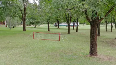 a net in the middle of a park with trees at Los Nidos Dormis Habitaciones con baño privado y DEPARTAMENTOS in Villa Cura Brochero