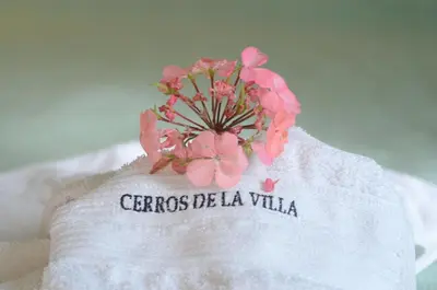 a person with a flower on top of a towel at Cerros de la Villa in Villa Carlos Paz