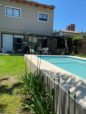 a house with a swimming pool in a yard at TANTI casa con pileta in Cordoba