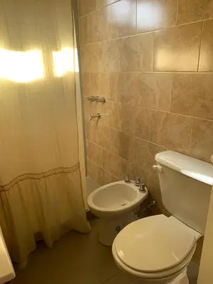 a bathroom with a toilet and a shower at Casa Aguaribay para 4 personas, cerca del centro, Merlo San Luis in Merlo