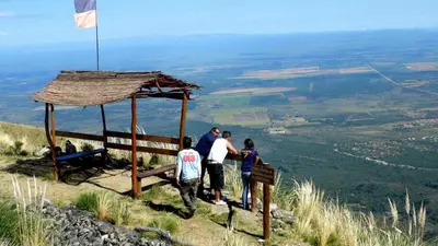 a group of people standing on top of a mountain at Casa Aguaribay para 4 personas, cerca del centro, Merlo San Luis in Merlo