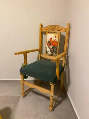 a wooden chair with a green cushion sitting next to a wall at Departamento -Cata- Pleno General Paz, cerca de Sanatorios, Terminal de omnibus y Nueva Cordoba, BY Apartcba in Cordoba