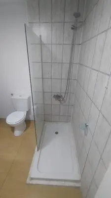 a bathroom with a shower with a toilet at Casa Hebe - En las sierras de Córdoba - cuenta con tres habitaciones y capacidad para 8 personas, tranquila con increibles vistas in Villa Parque Siquiman