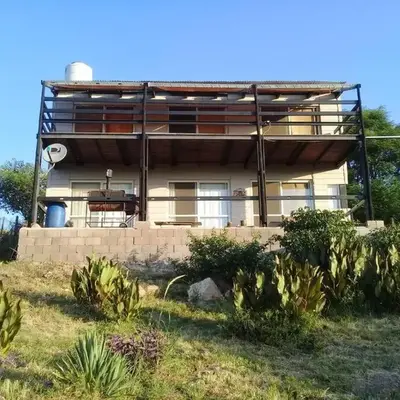 Casa Hebe - En las sierras de Córdoba - cuenta con tres habitaciones y capacidad para 8 personas