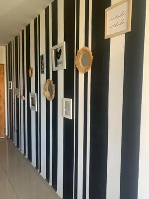 a hallway with black and white striped walls at Depto Sorrento céntrico in Villa Carlos Paz