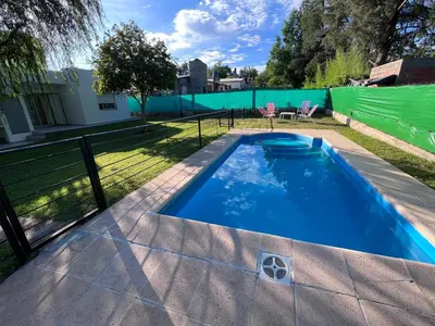 a swimming pool in a backyard with a fence at Hermosa y amplia casa con pileta in San Antonio de Arredondo