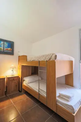 two bunk beds in a room with a lamp at Cabañas La Ernestina in Villa Carlos Paz