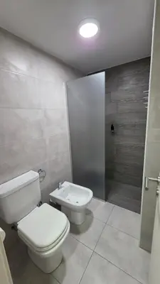 a bathroom with a toilet and a shower at Dpto en Planta Baja Cba Cap con seguridad in Cordoba