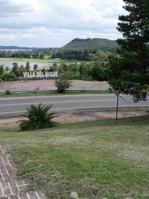 a road with a sign that reads villa poll house at Chalet y Cabaña de montaña Esmeralda in Villa del Dique