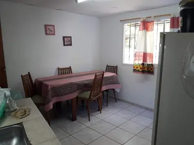 a kitchen with a table and chairs and a sink at Don Carlos, para 2 personas con aire in Villa Cura Brochero