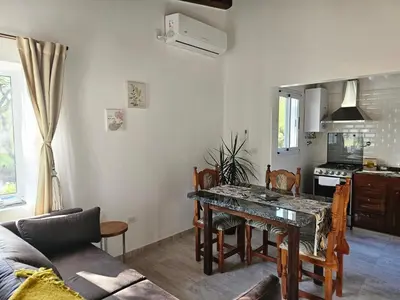 a kitchen and dining room with a table and chairs at Raíces serranas in Villa de Las Rosas