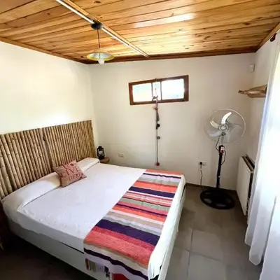 CASITA PINTORESCA EN LAS SIERRAS Y LAGO