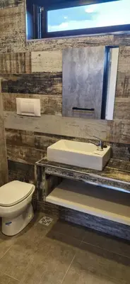 a bathroom with a sink and a toilet at Vivisierras, Piso 4 frente al lago Centro Villa Carlos Paz, pileta privada, vista panorámica in Villa Carlos Paz