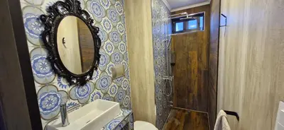 a bathroom with a sink and a mirror on the wall at Vivisierras, Piso 3 frente al lago, centro Villa Carlos Paz, 2 dormitorios, 2 baños, pileta privada, premium in Villa Carlos Paz