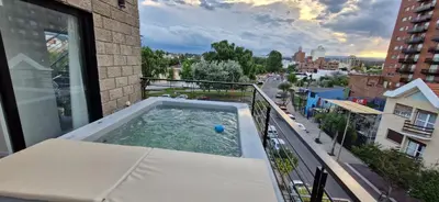 a swimming pool on the balcony of a building at Vivisierras, Piso 3 frente al lago, centro Villa Carlos Paz, 2 dormitorios, 2 baños, pileta privada, premium in Villa Carlos Paz
