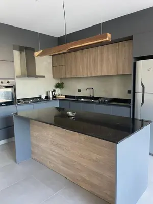 a kitchen with a black counter top and a refrigerator at RumaRanch Solo Parejas Casa con pileta privada a 20 mts del Río in Villa Carlos Paz