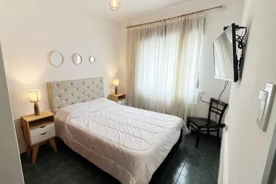 a bedroom with a white bed and a window at Miniapartamento Ames pleno centro, duermen 4 in Cordoba